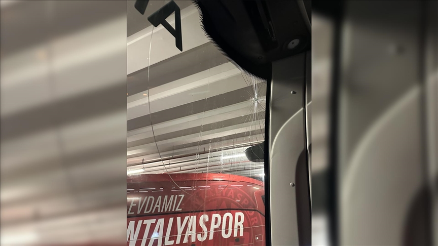 ,Süleyman ElcinTrabzonspor'un Antalya deplasmanındaki takım otobüsüne taşlı saldırı