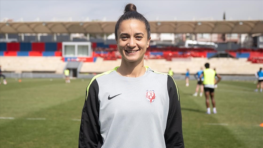Milli futbolcu Emine Ecem Esen'den kadınlara 'vazgeçmeyin' mesajı