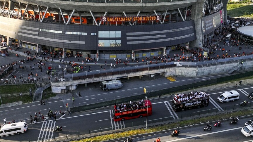Galatasaraylı futbolcular, şampiyonluk kutlamaları için RAMS Park'ta