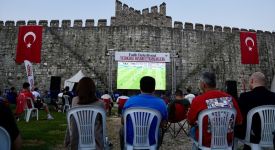 İstanbul'da vatandaşlar alanlara kurulan ekranların karşısında A Milli Futbol Takımı'nı destekledi
